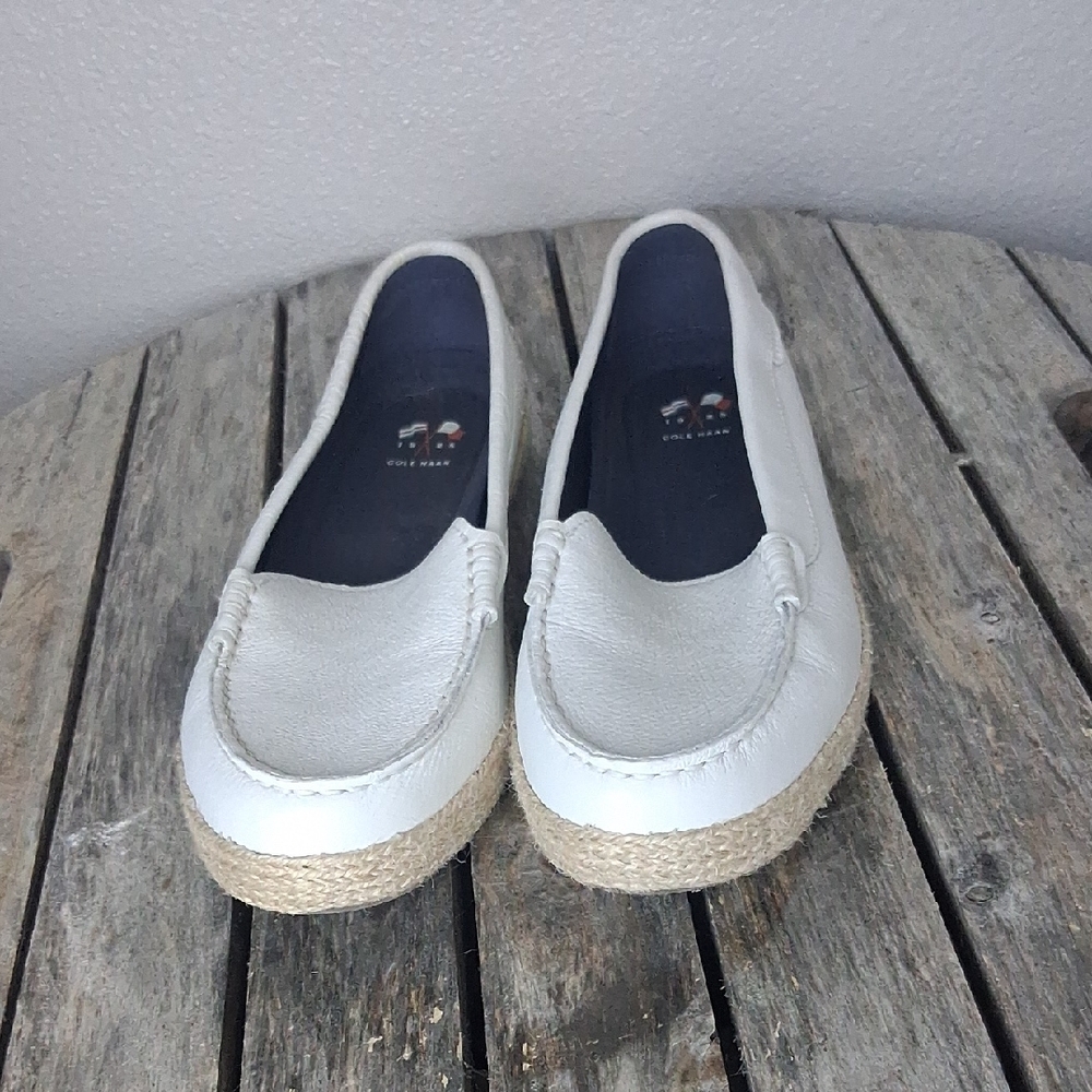 Cole Haan Womens Size 9 White Slip On Boat Style Shoes With Small Rope Accent